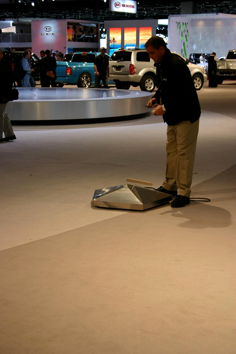 Illustration for article titled Chrysler Sign Almost Decapitates Detroit Auto Show-goer